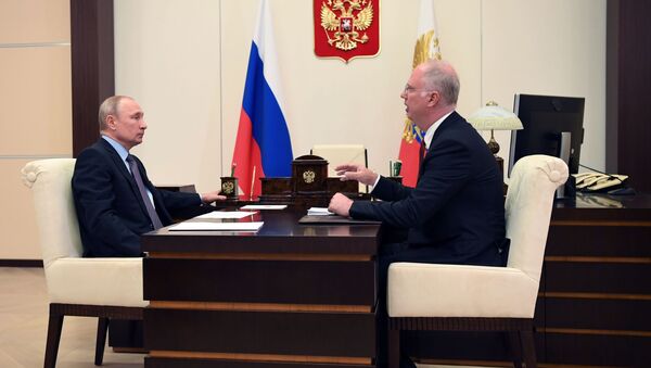 El presidente de Rusia, Vladímir Putin, y Kiril Dmítriev, director ejecutivo del Fondo de Inversión Directa de Rusia (RFPI, por sus siglas en ruso), durante una reunión en junio de 2020 - Sputnik Mundo