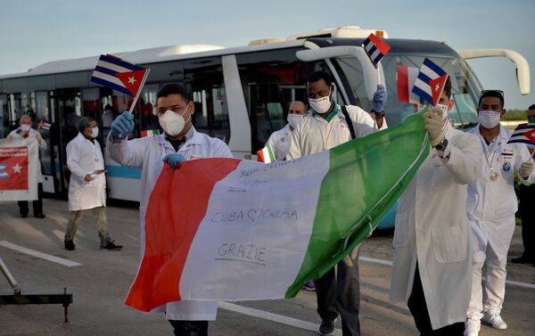 Contingente de la Brigada Médica Internacional Henry Reeve llega a Cuba después de cumplir su misión en Italia contra el coronavirus - Sputnik Mundo