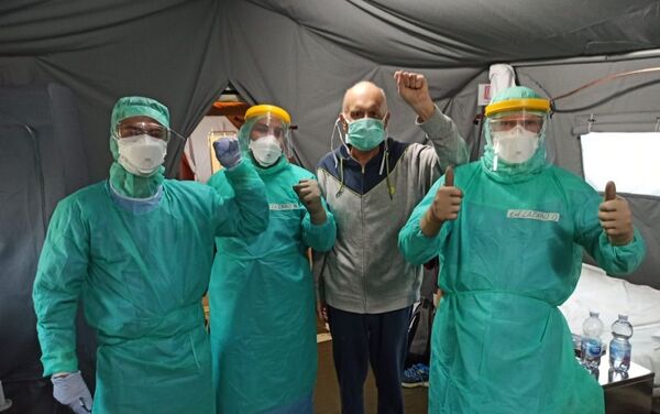 Médicos de la Brigada Internacional Henry Reeve en Crema con el paciente Maurizio Bertolaso - Sputnik Mundo