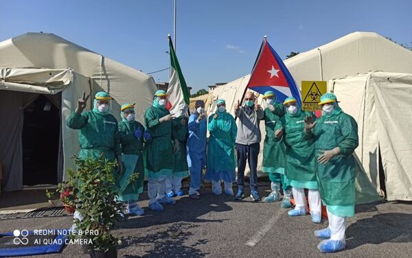 Médicos de la Brigada Internacional Henry Reeve en Crema (Lombardía) con el paciente Maurizio Bertolaso - Sputnik Mundo