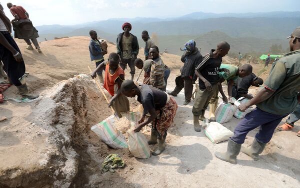 Los trabajadores en una mina de coltán en el Congo - Sputnik Mundo