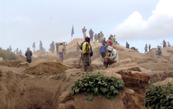 Los trabajadores en una mina de coltán en el Congo - Sputnik Mundo