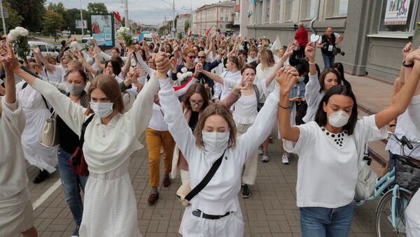 Mujeres bielorrusas marchan contra la brutalidad policial en Minsk - Sputnik Mundo