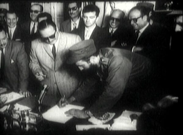 Fidel Castro firma como primer ministro de Cuba, en 1959 - Sputnik Mundo