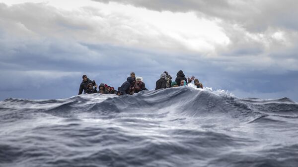 Inmigrantes en medio del mar Mediterráneo a punto de ser rescatados por la ONG española Open Arms. Enero 2020 - Sputnik Mundo