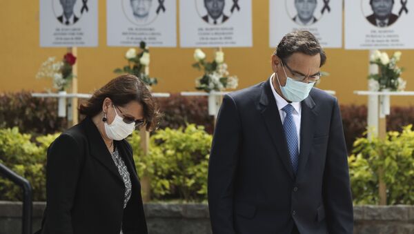 El presidente de Perú, Martín Vizcarra, rinde homenaje a médicos fallecidos durante pandemia - Sputnik Mundo