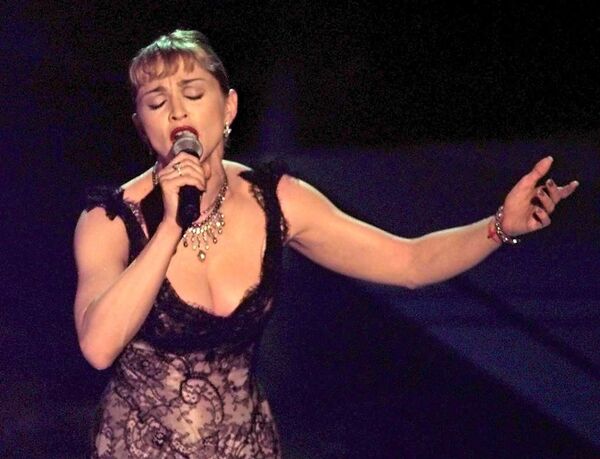 Madonna cantando 'Evita' drurante la 69ª Entrega de los Premios Óscar, en marzo de 1997 en Shrine Auditorium en Los Ángeles, California - Sputnik Mundo