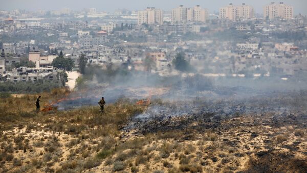 Soldados de Israel observan el lugar de caída de globos con explosivos lanzados desde la Franja de Gaza (archivo) - Sputnik Mundo