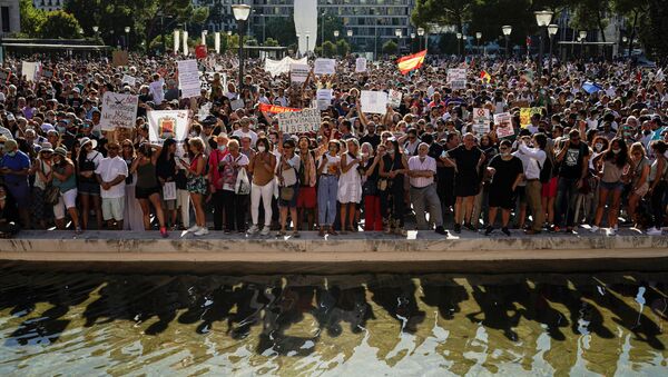 Protesta negacionistas del coronavirus en Madrid - Sputnik Mundo