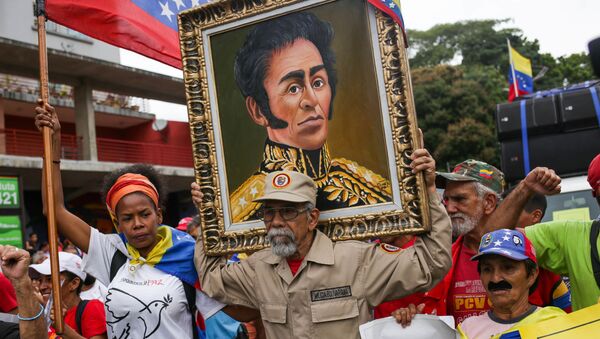 Los partidarios del presidente de Venezuela, Nicolás Maduro, con el retrato de Simón Bolivar - Sputnik Mundo