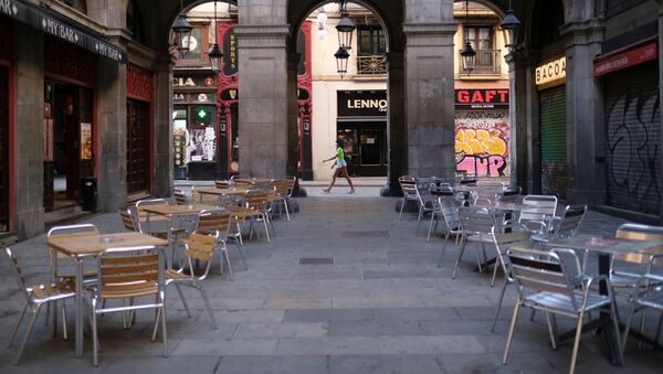 Terrazas vacía de restaurantes en la Plaça Reial en Barcelona - Sputnik Mundo