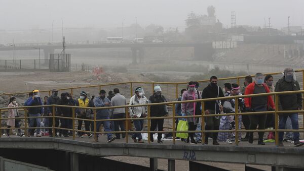 Peruanos con máscaras de protección aguardando para subir a un autobús - Sputnik Mundo
