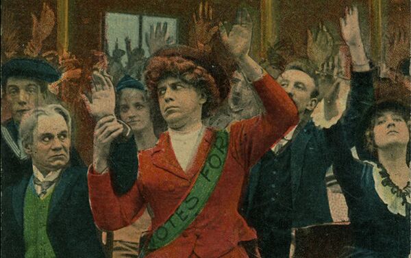 Postal antisufragista donde se lee: ¿Aquellos a favor del voto de la mujer levantan su mano por favor? - Sputnik Mundo