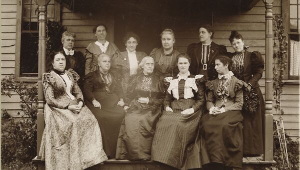Susan B. Anthony acompañada por otras mujeres sufragistas (1896, Massachusetts) - Sputnik Mundo