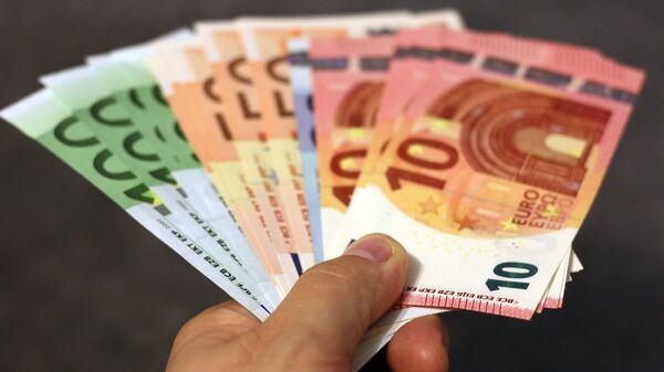 Billetes de dinero en euros - Sputnik Mundo