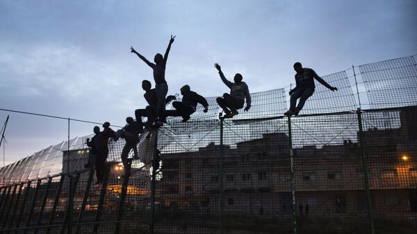Inmigrantes subsaharianos intenta cruzar la valla de Melilla. Premio Nacional de Fotoperiodismo 2015 - Sputnik Mundo