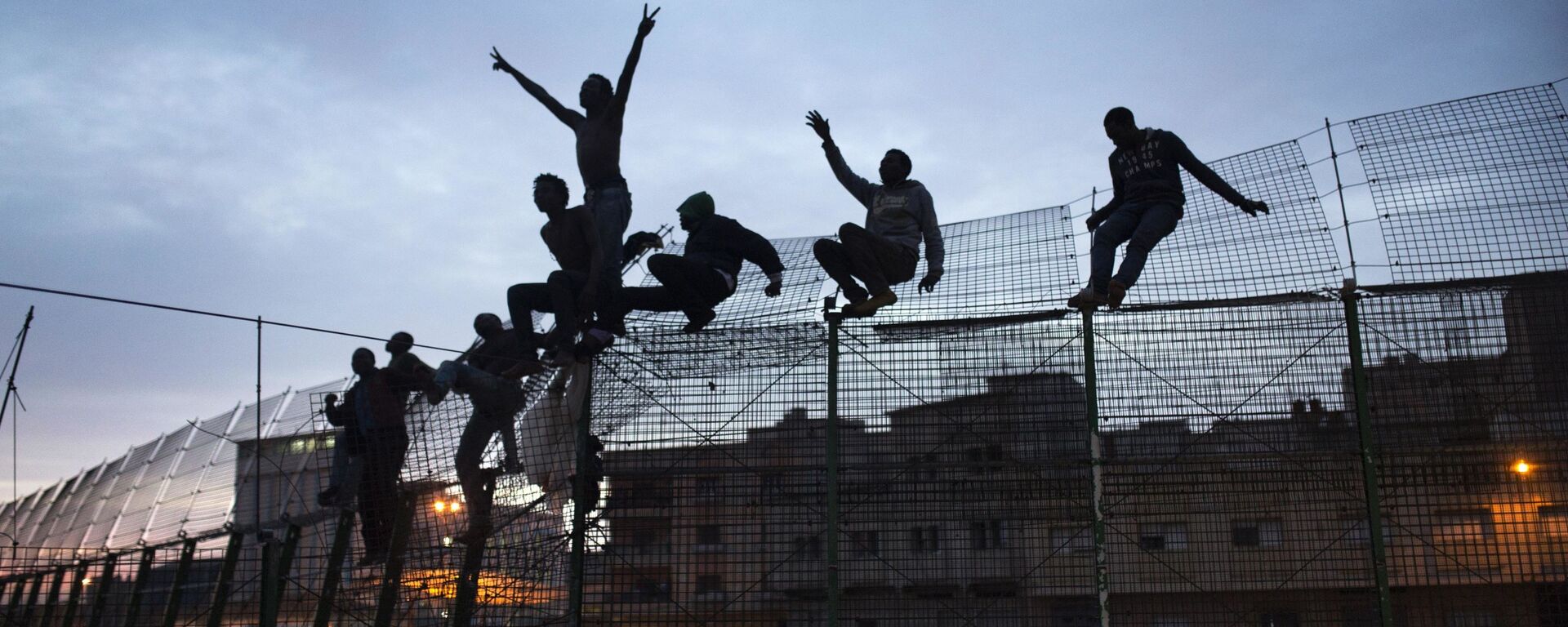 Inmigrantes subsaharianos intenta cruzar la valla de Melilla. Premio Nacional de Fotoperiodismo 2015 - Sputnik Mundo, 1920, 13.04.2021