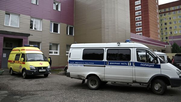 Ambulancia y policía cerca del hospital en Omsk donde está el opositor ruso Alexéi Navalni - Sputnik Mundo