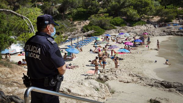 Policía vigilando las playas de Mallorca - Sputnik Mundo