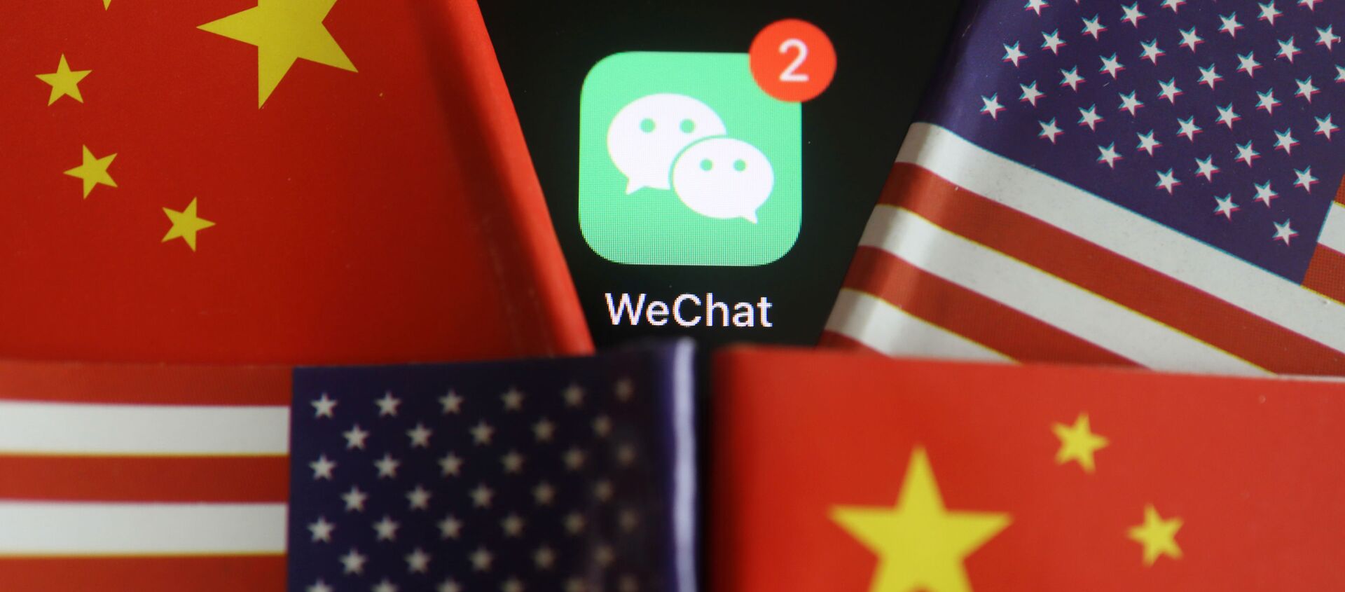 El logo de la aplicación WeChat con las banderas de China y EEUU - Sputnik Mundo, 1920, 10.10.2020