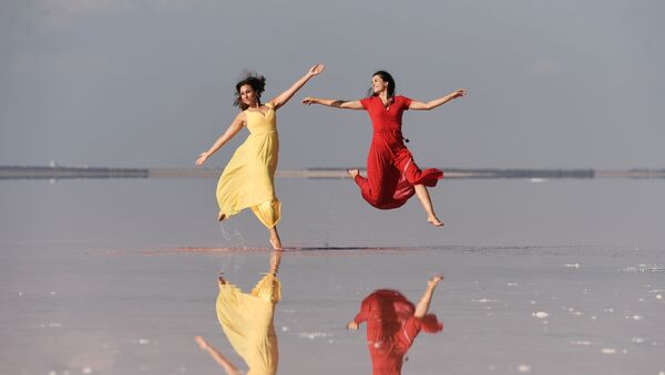 Desfile sobre el agua: un lago rosa acoge la Semana de la Moda de Crimea - Sputnik Mundo
