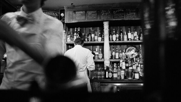 Camarero de espaldas en la barra de un bar - Sputnik Mundo