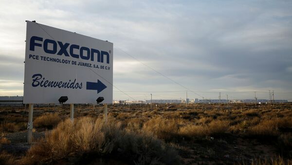 Un cartel en Ciudad Juarez anuncia el complejo de manufacturación de Foxconn - Sputnik Mundo