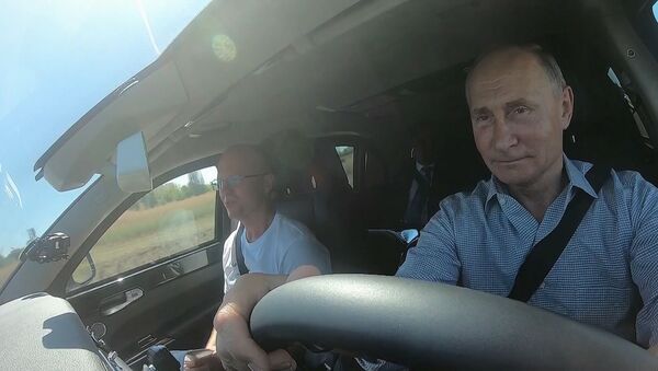 El presidente ruso Vladímir Putin en la carretera Tavrida, al volante de un Aurus - Sputnik Mundo