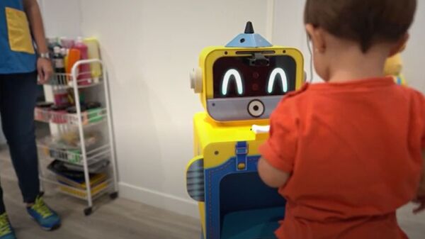 Bito, el androide que cheque la salud de los más pequeños en una escuela de Madrid - Sputnik Mundo