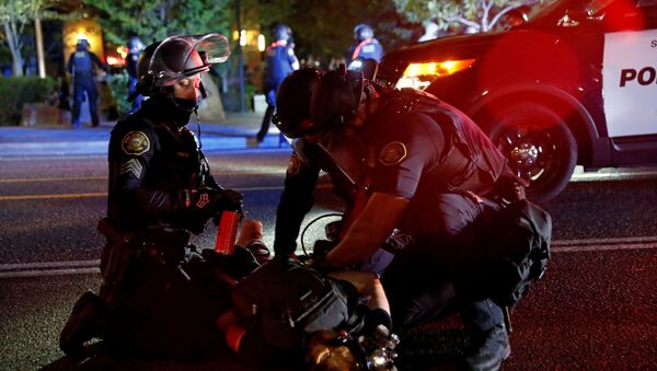 La Policía durante las protestas en Portland, EEUU - Sputnik Mundo