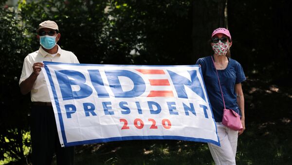 Unos protestantes en apoyo al candidto Joe Biden en las elecciones en EEUU - Sputnik Mundo