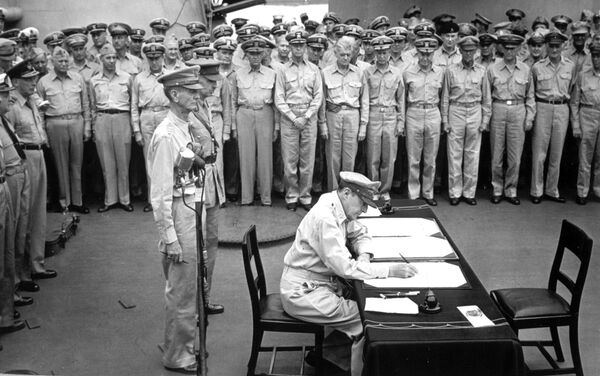 El general estadounidense Douglas MacArthur firma el acta de rendición de Japón en la cubierta de la fragata USS Missouri - Sputnik Mundo