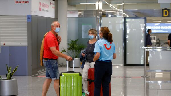Turistas en el aeropuerto de Mallorca, España - Sputnik Mundo