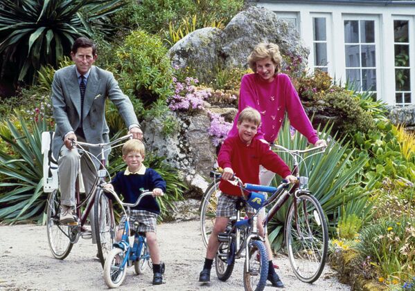 Diana y Carlos de Gales y sus hijos, los príncipes William, derecha, y Harry. - Sputnik Mundo
