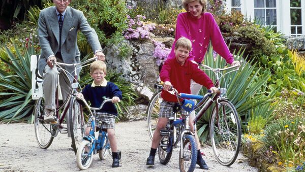 El príncipe Carlos y la princesa Diana y sus hijos, los príncipes William, derecha, y Harry - Sputnik Mundo