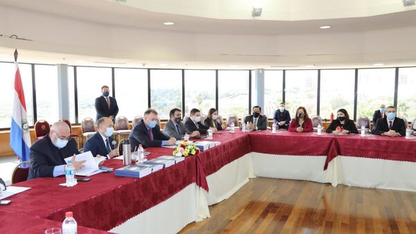El ministro de Hacienda de Paraguay, Benigno López, y el equipo técnico de Hacienda presentan oficialmente el Proyecto de Presupuesto General de la Nación (PGN)  - Sputnik Mundo