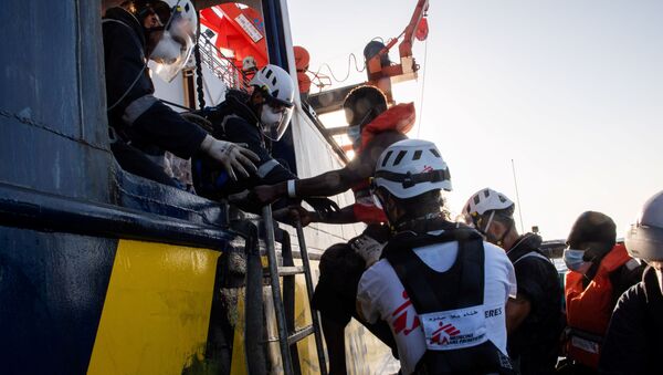 Rescate de migrantes por Sea-Watch 4 - Sputnik Mundo