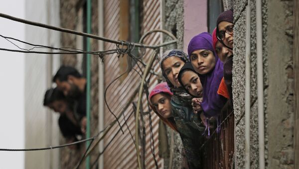 Индийские мусульманские женщины смотрят в окно в Нью-Дели, Индия - Sputnik Mundo
