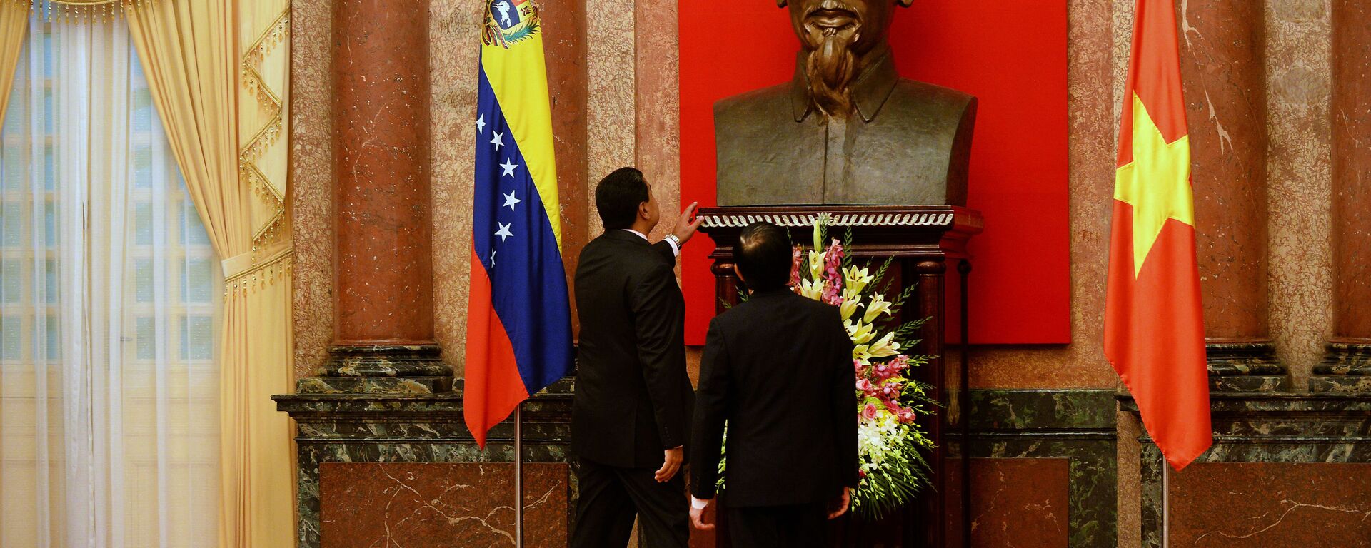 Los presidentes de Venezuela y Vietnam, Nicolás Maduro yTruong Tan Sang, junto al busto de Ho Chi Minh - Sputnik Mundo, 1920, 02.09.2020