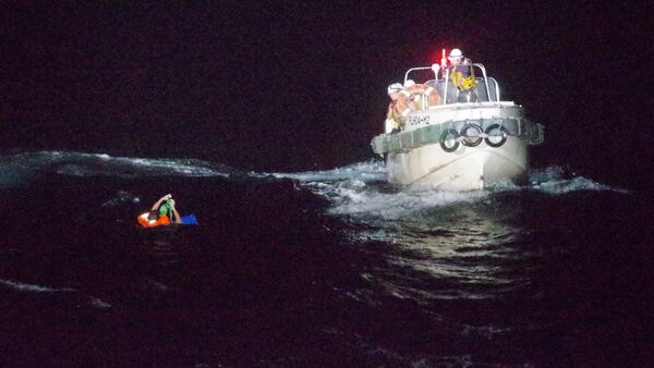 Rescate de un tripulante del buque Gulf Livestock 1 - Sputnik Mundo