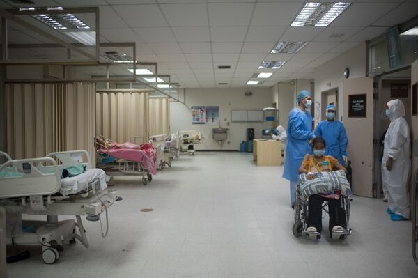 El área de Cuidados Intensivos del hospital Dr. Domingo Luciani, tiene capacidad para 40 personas. - Sputnik Mundo