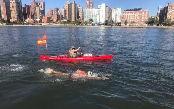 Diego López nadando alrededor de Manhattan - Sputnik Mundo