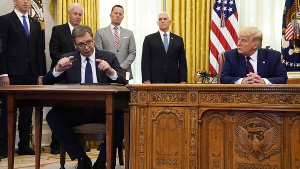 El presidente de Serbia, Aleksandar Vucic, y su homólogo de EEUU, Donald Trump, en la Casa Blanca - Sputnik Mundo