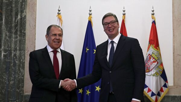 El canciller de Rusia, Sergéi Lavrov, y el presidente de Serbia, Aleksandar Vucic - Sputnik Mundo