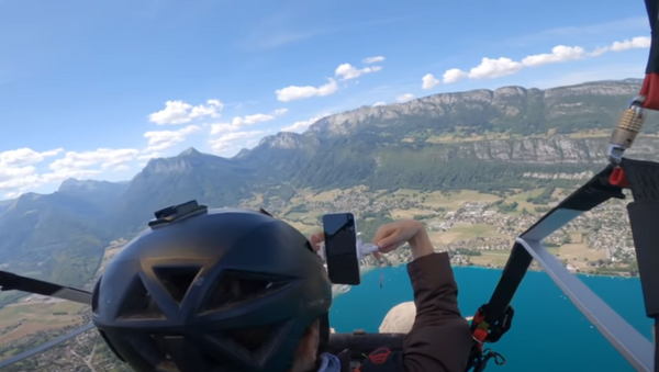 Un iPhone 'air': una joven deja caer su 'smartphone' desde unos 1.500 metros - Sputnik Mundo
