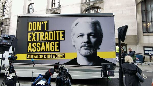 Los defensores de Julian Assange ante la Corte Criminal Central de Londres - Sputnik Mundo
