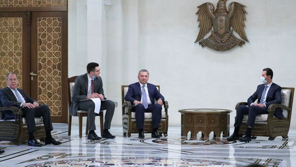 El ministro de Exteriores ruso, Serguéi Lavrov, (izquierda) y el presidente de Siria, Bashar Asad (derecha) - Sputnik Mundo