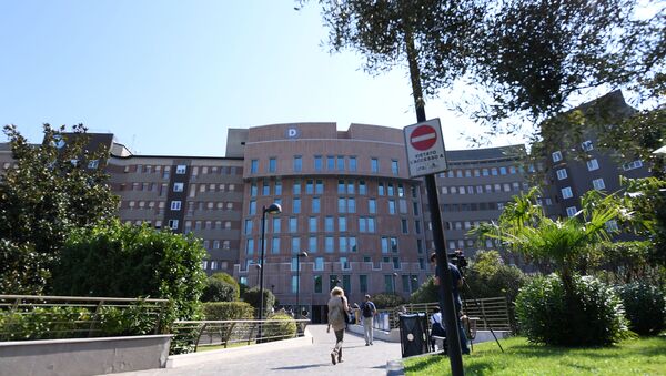 Hospital en Milano donde está ingresado el ex primer ministro italiano Silvio Berlusconi tras dar positivo al coronavirus - Sputnik Mundo