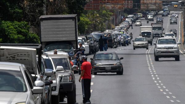 Una fila a la estación de combustible en Caracas, Venezuela (archivo) - Sputnik Mundo