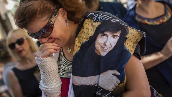 Una fan llora la muerte de Camilo Sesto en Madrid - Sputnik Mundo